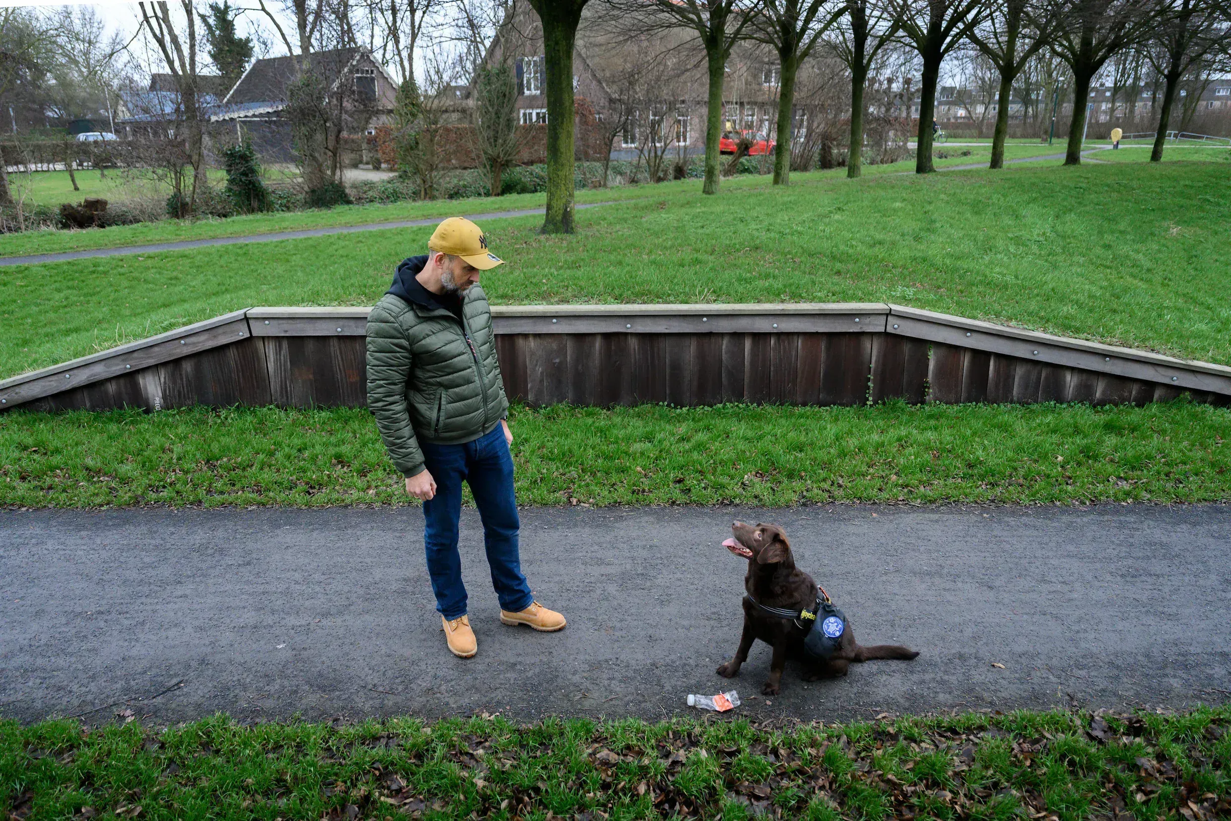 Alex en Joy op een rustig pad in het park