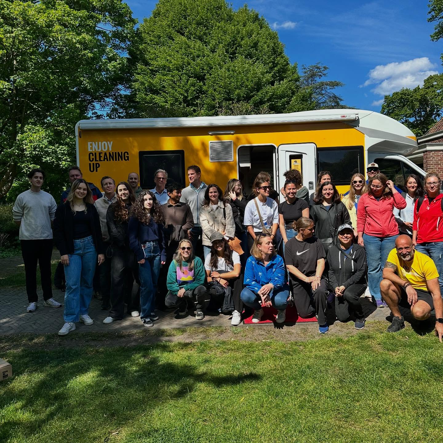 Groep straalt na de cleanup